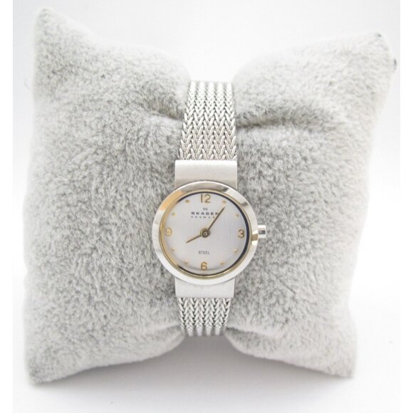 Women Skagen Ultra Slim Quartz WR Analog 19mm Round Watch (H983) "New Battery" - Picture 1 of 10